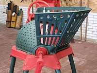 Nostalgische wortelsnijmachine - afbeelding 4 van  5