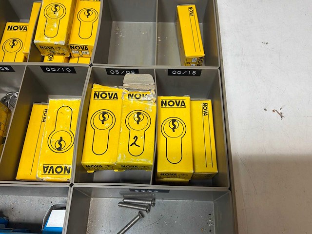 Nova diverse clindersloten met bijbehorende sleutels - afbeelding 10 van  10