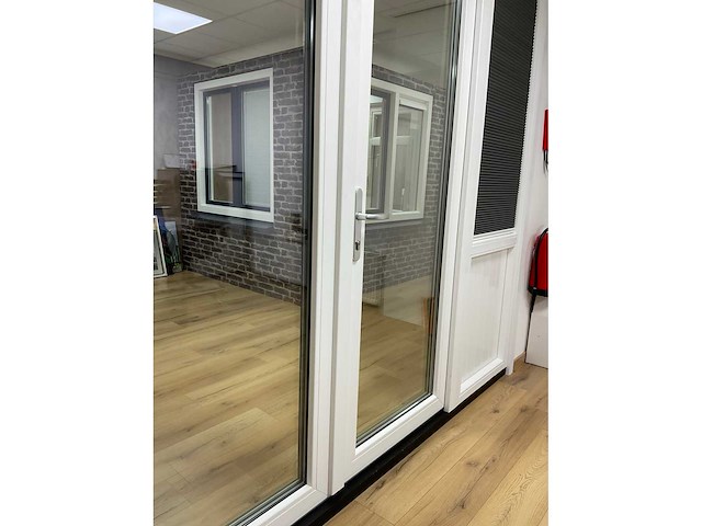 Novafront dubbele kunststof openslaande tuindeuren in kozijn - afbeelding 19 van  27
