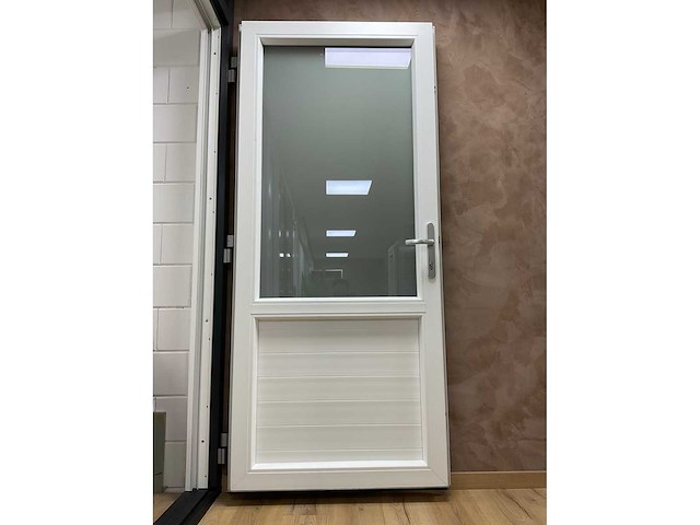 Novafront kunststof buitendeur in kozijn - afbeelding 6 van  21