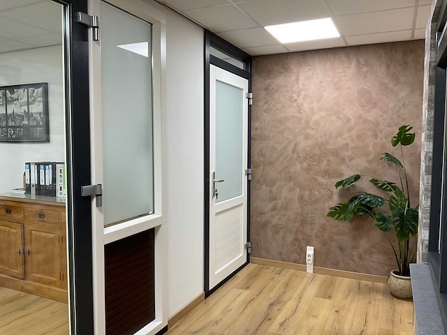 Novafront kunststof buitendeur in kozijn - afbeelding 1 van  21