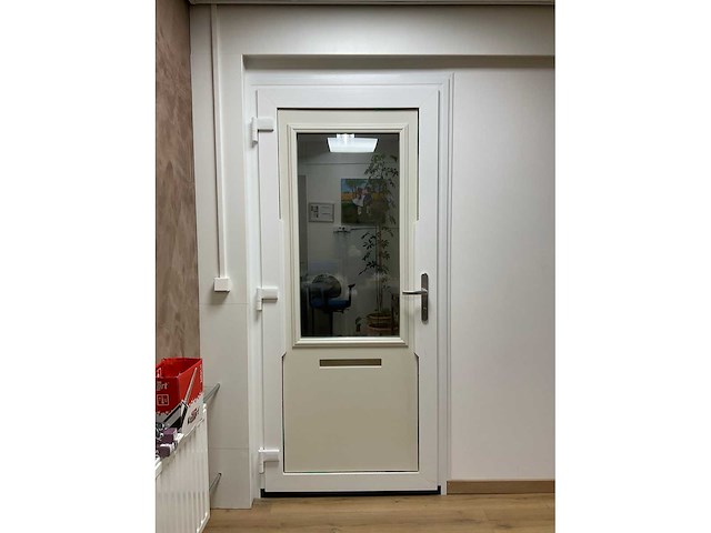 Novafront kunststof buitendeur in kozijn - afbeelding 7 van  15