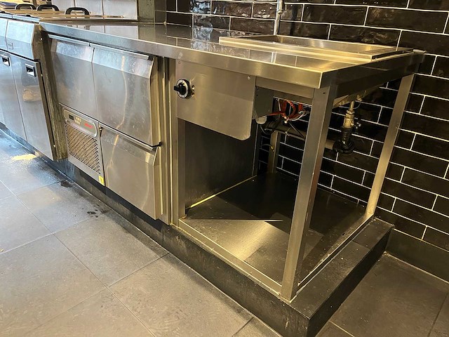 Novameta - horeca koelwerkbank 3 lades met met ingebouwde au bain-marie en kraan - afbeelding 2 van  5