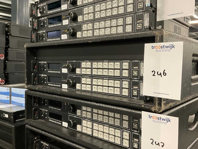 Novastar vx4 led display video processor (2x) - afbeelding 1 van  2