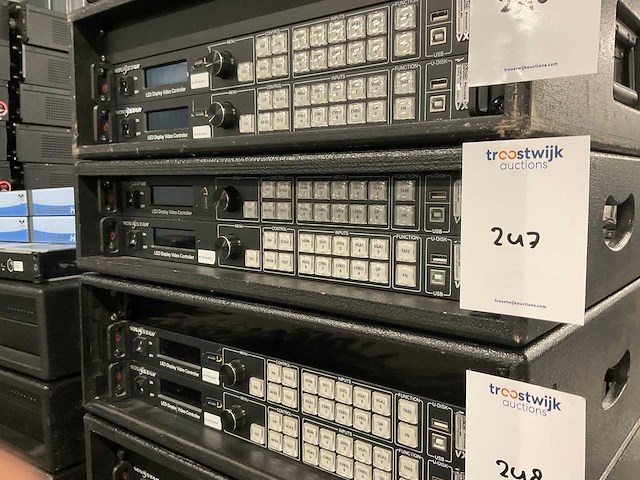 Novastar vx4 led display video processor (2x) - afbeelding 1 van  2