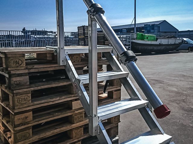 (ns materiaal) 2x calamiteiten-/steigertrap, altrex - afbeelding 9 van  12