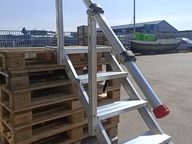(ns materiaal) 2x calamiteiten-/steigertrap, altrex - afbeelding 9 van  13