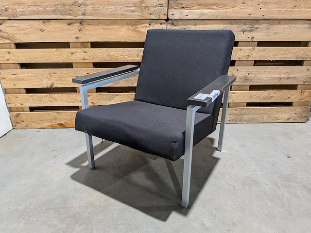(ns materiaal) 2x fauteuil, gijs van der sluis, model 30, zwart - afbeelding 1 van  7
