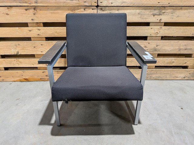 (ns materiaal) 2x fauteuil, gijs van der sluis, model 30, zwart - afbeelding 2 van  7