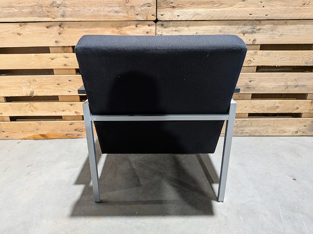 (ns materiaal) 2x fauteuil, gijs van der sluis, model 30, zwart - afbeelding 4 van  7