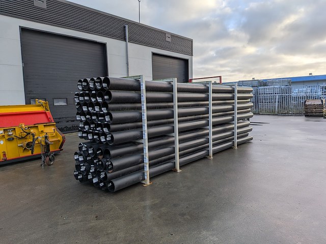 (ns materiaal) ca. 55x pvc installatiebuis, incl. stalen frame - afbeelding 1 van  7