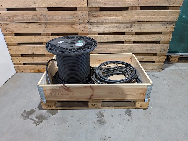 (ns materiaal) tractiekabel, huber+suhner, radox 9gkw-ax 3600v m, 2024 - afbeelding 1 van  8