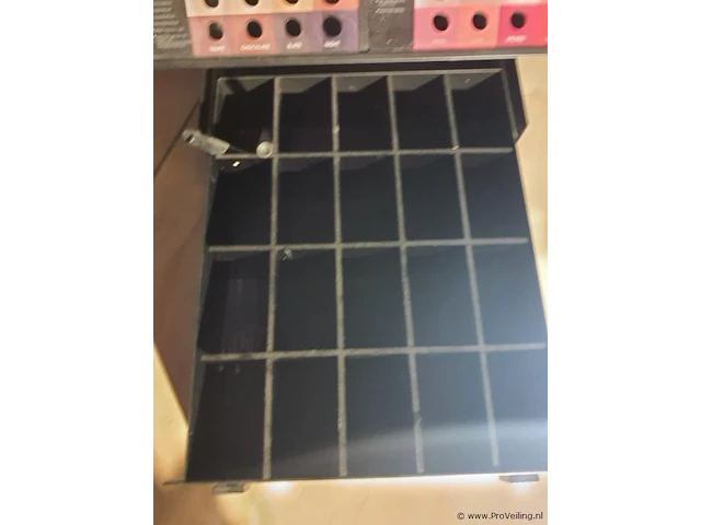 Nudestix baliedisplay voor cosmetica - afbeelding 3 van  3