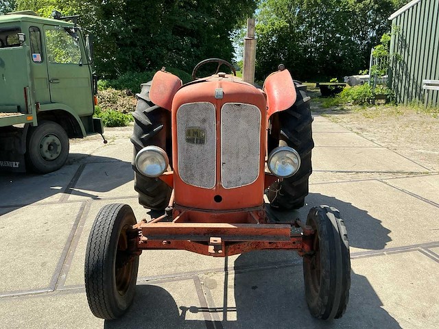 Nuffield universal bmg diesel oldtimer tractor - afbeelding 12 van  21
