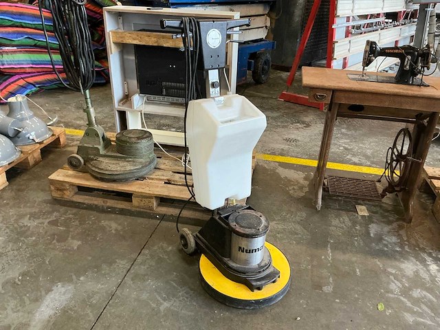 Numatic nmd 1000s vloerboenmachine - afbeelding 1 van  5