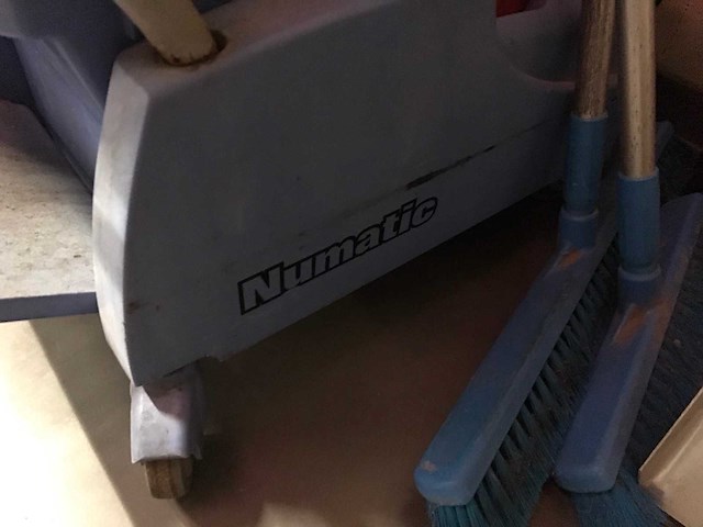 Numatic schoonmaakwagen - afbeelding 2 van  4
