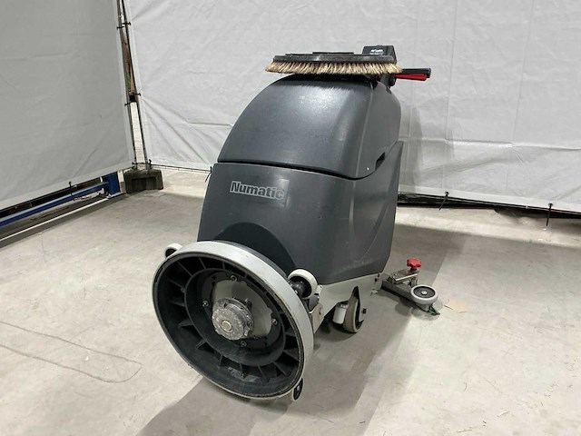 Numatic schrob-/zuigmachine - afbeelding 1 van  9