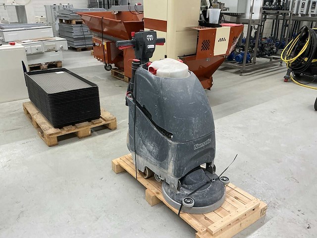 Numatic tgb3045/56 vloerreiniger - afbeelding 1 van  6