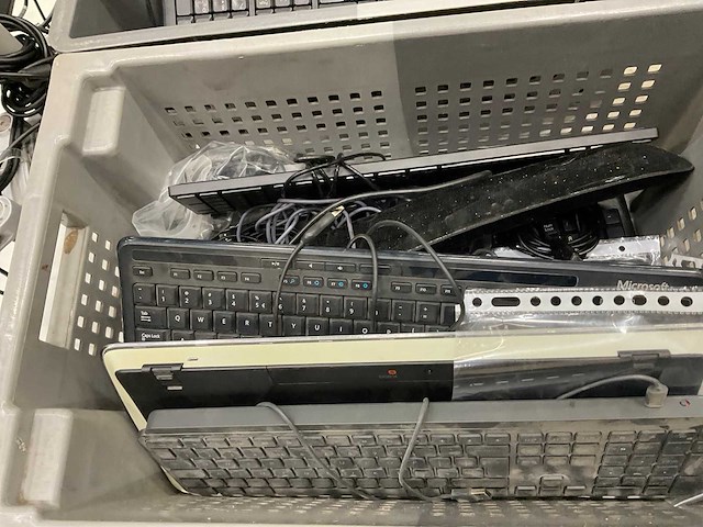 O.a. logi, microsoft toetsenborden en muizen (3x) - afbeelding 3 van  5