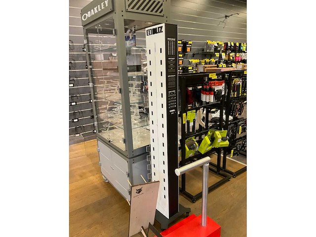 Oakley brillen vitrinekast - afbeelding 2 van  12