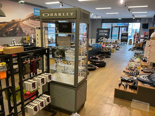 Oakley brillen vitrinekast - afbeelding 6 van  12
