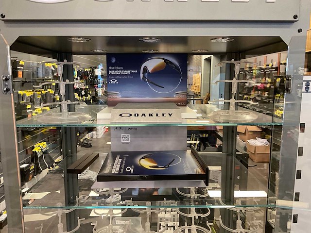 Oakley brillen vitrinekast - afbeelding 8 van  12