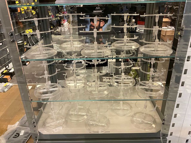 Oakley brillen vitrinekast - afbeelding 9 van  12