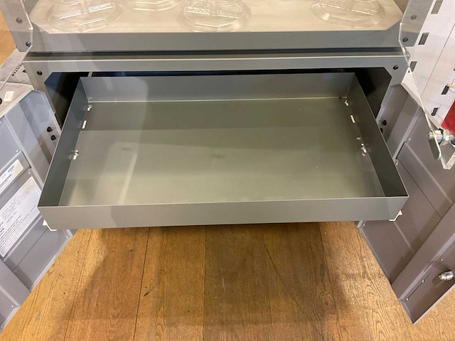 Oakley brillen vitrinekast - afbeelding 10 van  12