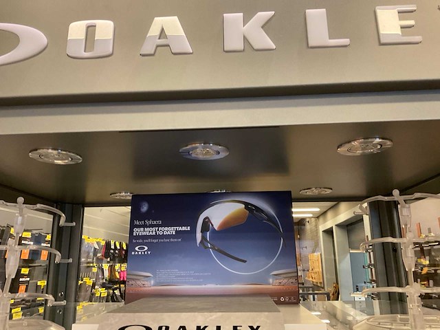 Oakley brillen vitrinekast - afbeelding 11 van  12