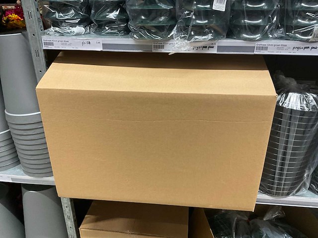 Oasis schaaltjes, grafvazen, floristen vazen en emmers - afbeelding 7 van  33