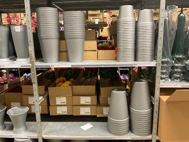 Oasis schaaltjes, grafvazen, floristen vazen en emmers - afbeelding 11 van  33