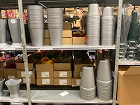 Oasis schaaltjes, grafvazen, floristen vazen en emmers - afbeelding 11 van  33