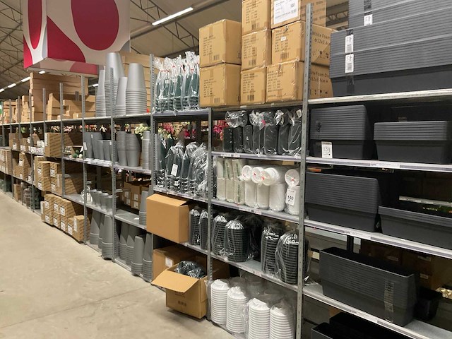 Oasis schaaltjes, grafvazen, floristen vazen en emmers - afbeelding 1 van  33