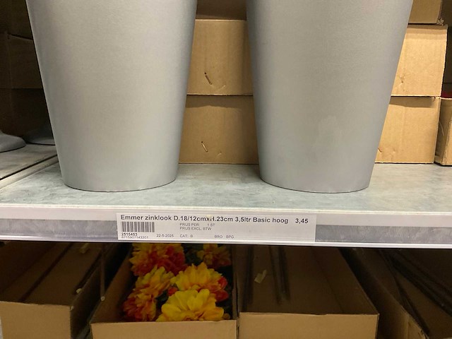 Oasis schaaltjes, grafvazen, floristen vazen en emmers - afbeelding 13 van  33