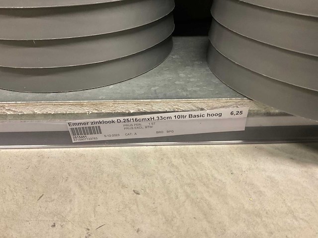 Oasis schaaltjes, grafvazen, floristen vazen en emmers - afbeelding 17 van  33