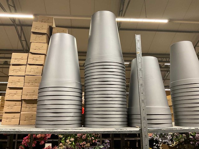 Oasis schaaltjes, grafvazen, floristen vazen en emmers - afbeelding 18 van  33