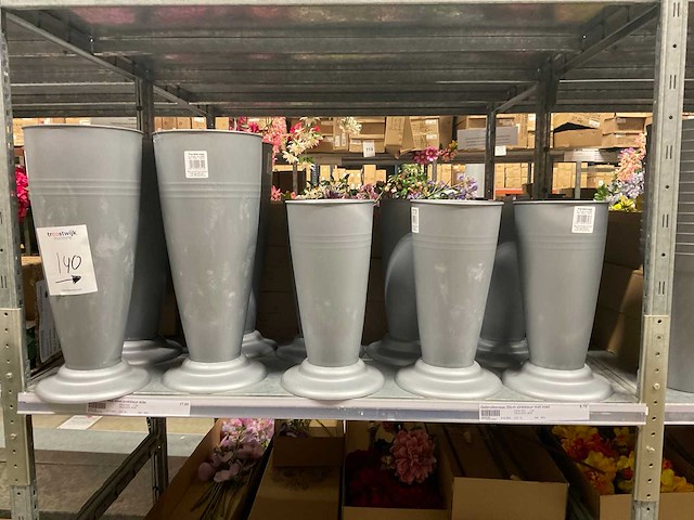 Oasis schaaltjes, grafvazen, floristen vazen en emmers - afbeelding 19 van  33