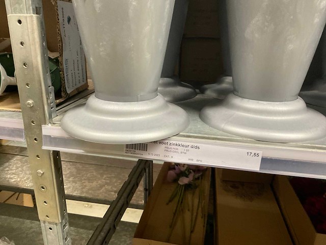 Oasis schaaltjes, grafvazen, floristen vazen en emmers - afbeelding 21 van  33