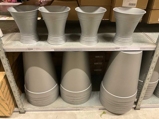 Oasis schaaltjes, grafvazen, floristen vazen en emmers - afbeelding 22 van  33