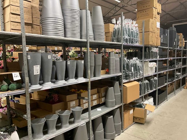 Oasis schaaltjes, grafvazen, floristen vazen en emmers - afbeelding 12 van  33