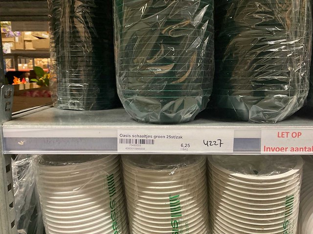 Oasis schaaltjes, grafvazen, floristen vazen en emmers - afbeelding 29 van  33