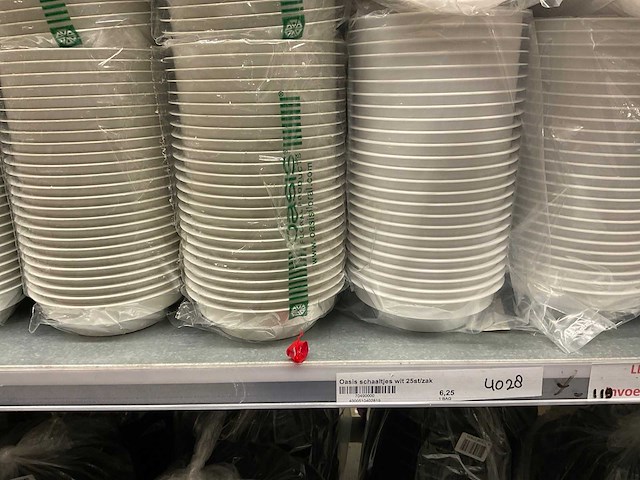 Oasis schaaltjes, grafvazen, floristen vazen en emmers - afbeelding 30 van  33