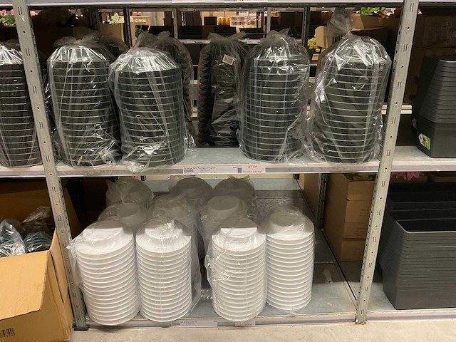 Oasis schaaltjes, grafvazen, floristen vazen en emmers - afbeelding 31 van  33