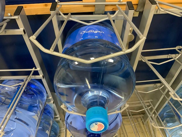 Oasis waterkoeler met voorraadflessen - afbeelding 2 van  11