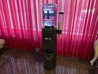 Oasis waterkoeler met voorraadflessen - afbeelding 1 van  11