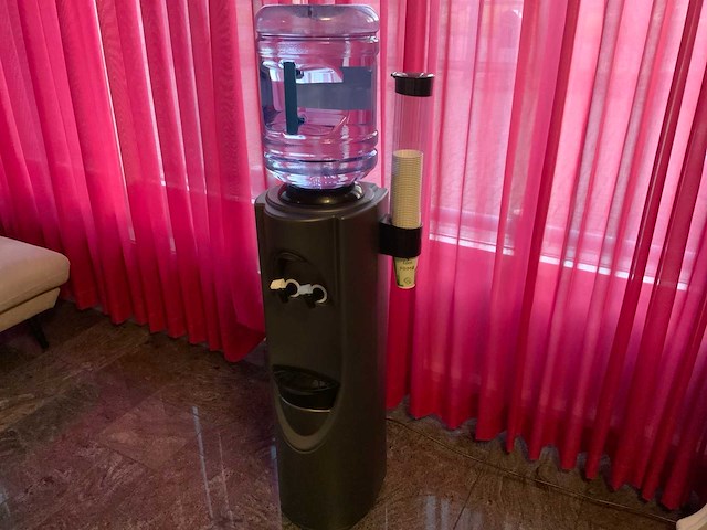 Oasis waterkoeler met voorraadflessen - afbeelding 4 van  11