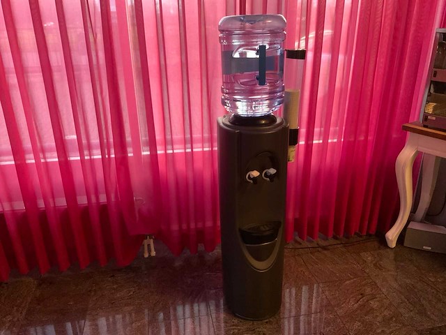 Oasis waterkoeler met voorraadflessen - afbeelding 5 van  11