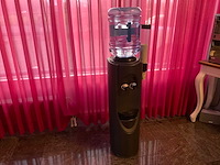 Oasis waterkoeler met voorraadflessen - afbeelding 5 van  11