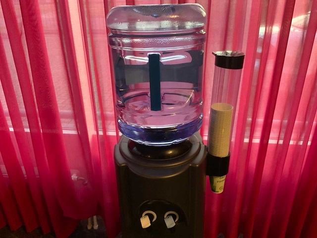 Oasis waterkoeler met voorraadflessen - afbeelding 6 van  11