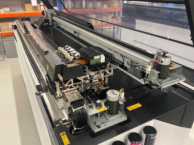 Océ colorado 1640 grootformaat uv gel printer - afbeelding 8 van  9
